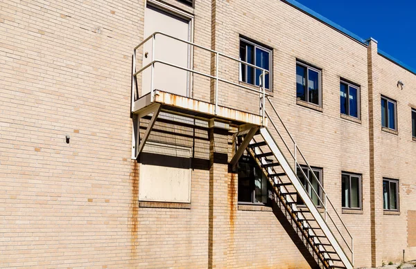 れんが造りの建物の古いさびた階段 — ストック写真