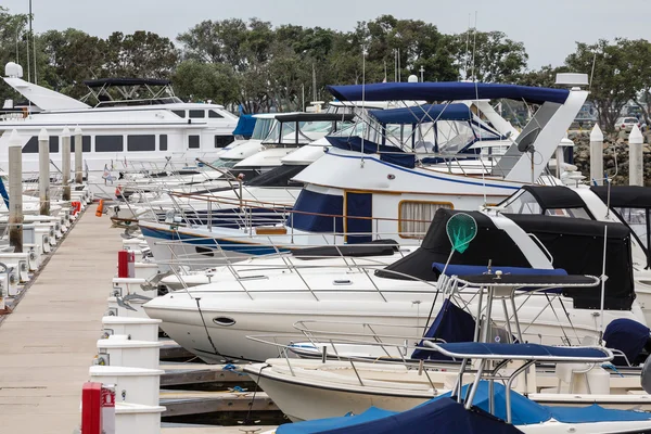 Raden av yachter på piren i småbåtshamnen — Stockfoto