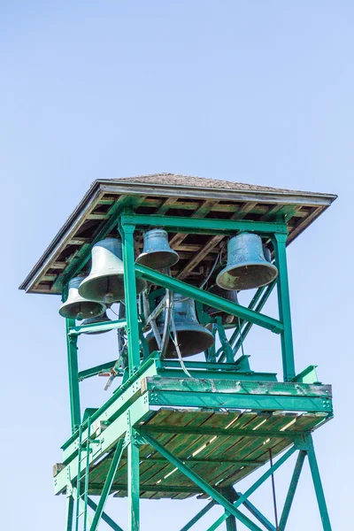 Torre Verde Vieja con Campanas de Iglesia — Foto de Stock