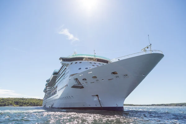 Cruise schip zeilen onder zon — Stockfoto