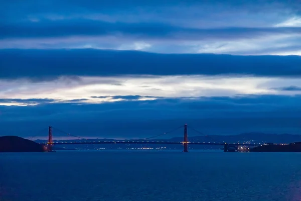 Puente Golden Gate antes del amanecer —  Fotos de Stock