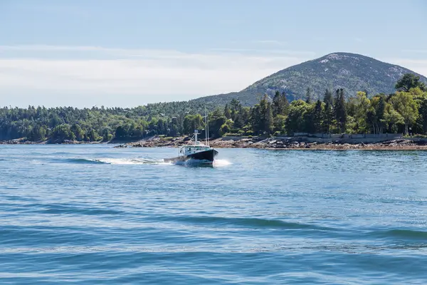 黒釣りボートを貫く主要な水 — ストック写真
