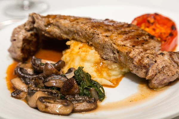 Streifen Steak mit Champignons und Kartoffeln — Stockfoto