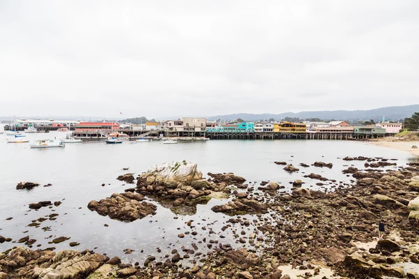 Monterrey Pier by Rocky Shore — Stock Photo, Image