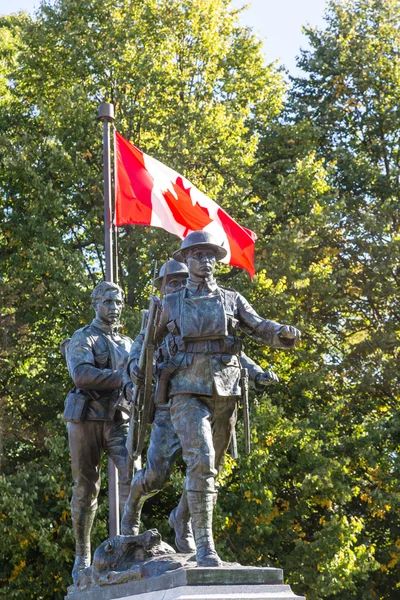 Bandiera canadese e monumento ai caduti — Foto Stock