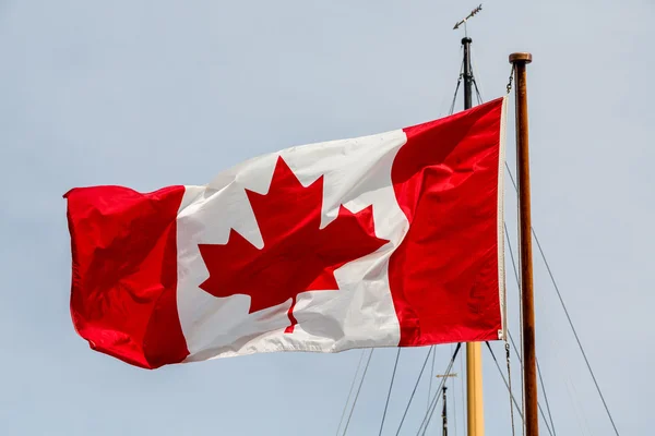 Kanadische Flagge auf Bootsmast — Stockfoto