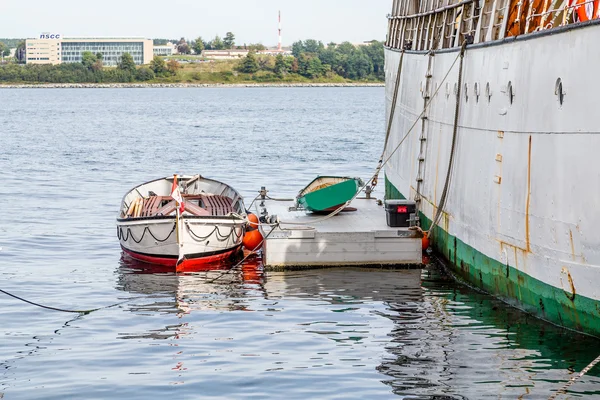 Piccola barca a Navi galleggiante — Foto Stock