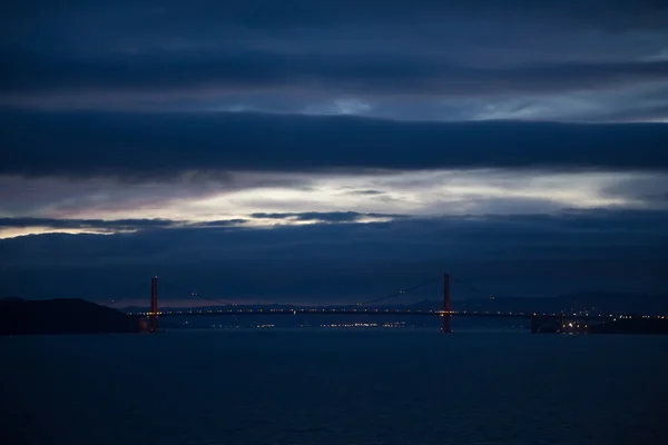 Golden Gate Bridge 's nachts — Stockfoto