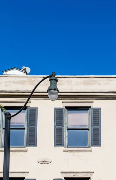 Lámpara Classice Green por Old Stucco Building — Foto de Stock