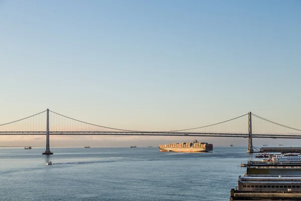 Φορτηγό πλοίο στο πλαίσιο της Bay Bridge — Φωτογραφία Αρχείου