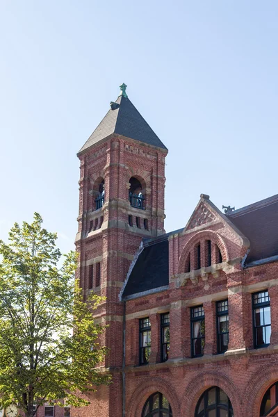 Vieux clocher en brique et église — Photo