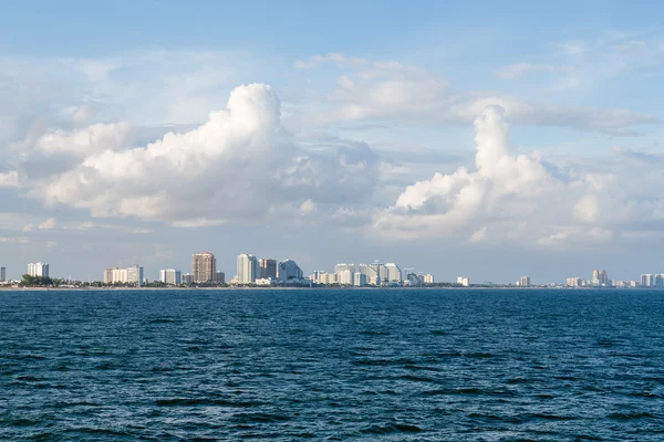 Fort Lauderdale Skyline vom Meer aus — Stockfoto