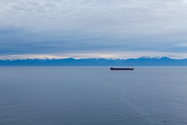 Blauwe Alaskan Dawn met vrachtschip — Stockfoto