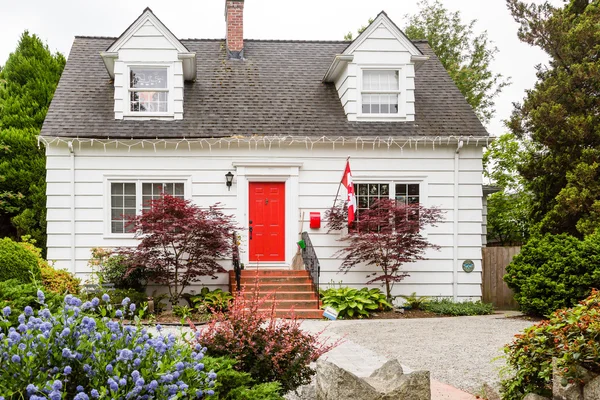 Cottage bianco con porta rossa in Canada — Foto Stock