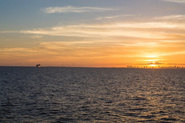 Miami bij zonsondergang met cruiseschip op de Horizon — Stockfoto