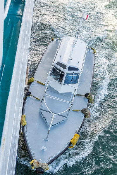 Barco piloto junto al barco — Foto de Stock