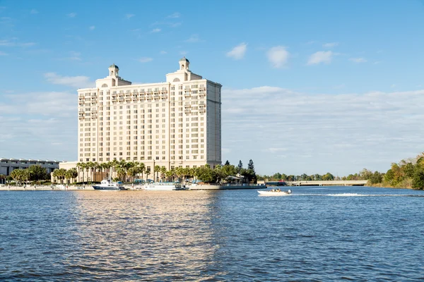 Riverside Hotel con Ferries — Foto de Stock