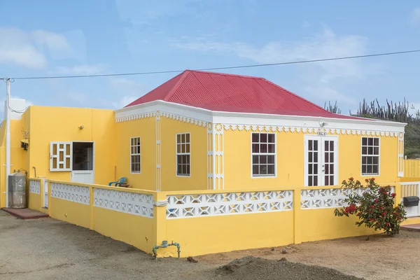 Casa amarilla de estuco con techo de teja roja — Foto de Stock