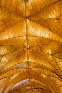 Süslü ahşap tavan fanı