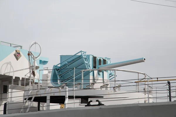 Blaue Kanone auf altem Schiff — Stockfoto