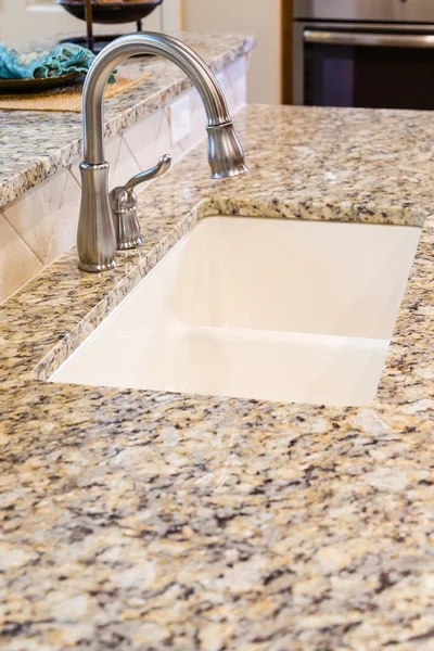 Granit mutfak tezgahı üzerinde modern paslanmaz çelik musluk — Stok fotoğraf