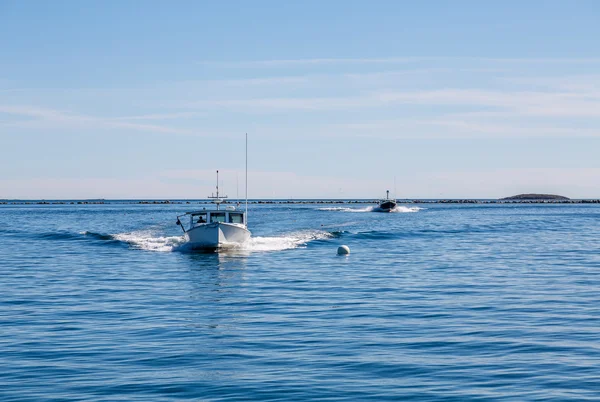 Две рыболовные лодки, движущиеся к камере — стоковое фото