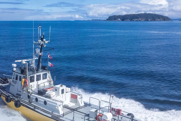 Barco piloto saindo na água azul — Fotografia de Stock