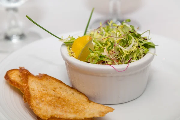 Salada com torrada de alho — Fotografia de Stock