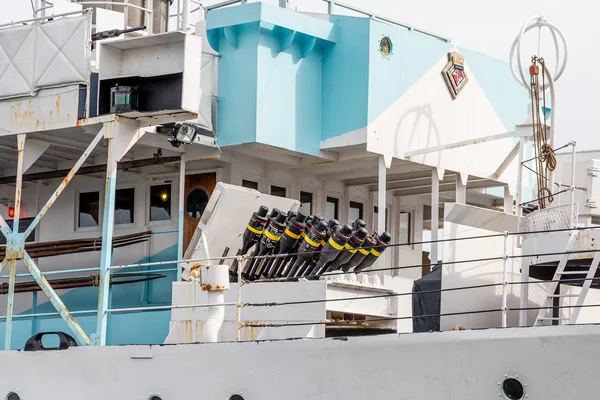 Fusibili di artiglieria sulla vecchia nave militare — Foto Stock