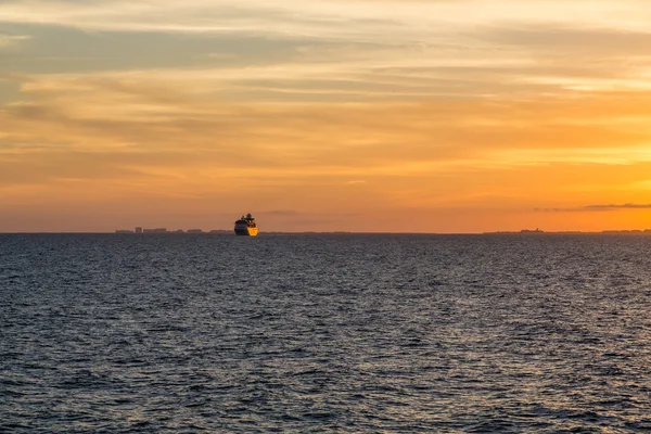 Výletní loď při západu slunce blízko Miami — Stock fotografie