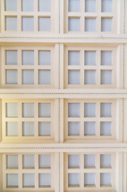 Eski süslü tavan beyaz