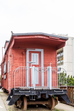 Kırmızı ahşap tahta vagon