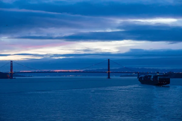 Vrachtschip bij Golden Gate voor zonsopgang — Stockfoto