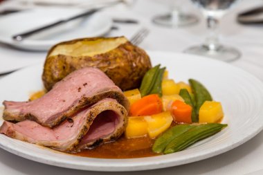 Fırında patates ve sebze ile dilimlenmiş Dana