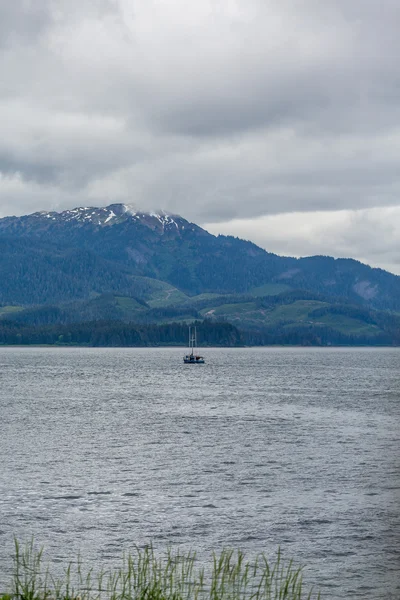Bateau de pêche dans la nature sauvage de l'Alaska — Photo