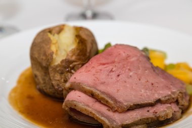 Nadir dilimlenmiş biftek fırında patates ile