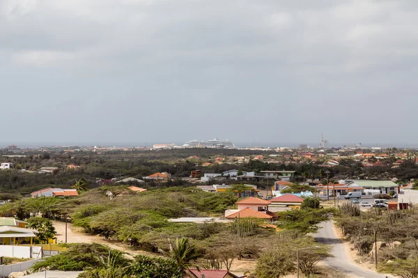 Bescheiden huizen van Aruba met cruiseschip in achtergrond — Stockfoto