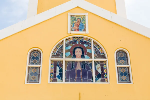 Vitrail sur la vieille église jaune — Photo