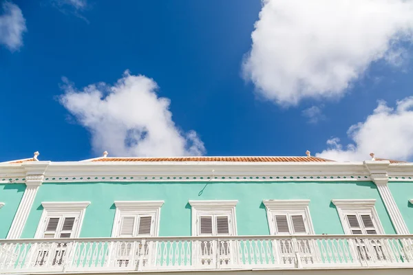 Véranda blanche sur Blue Plaster Building — Photo