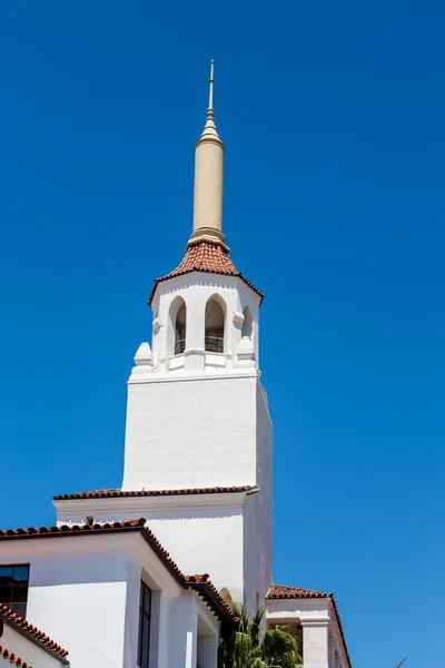 Fehér torony a kék ég — Stock Fotó