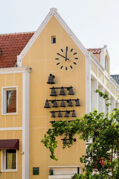 Колокола и часы на церкви Желтого Кюрасао — стоковое фото