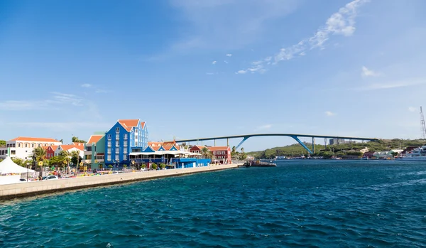 Kolorowe Curacao i Blue Bridge — Zdjęcie stockowe