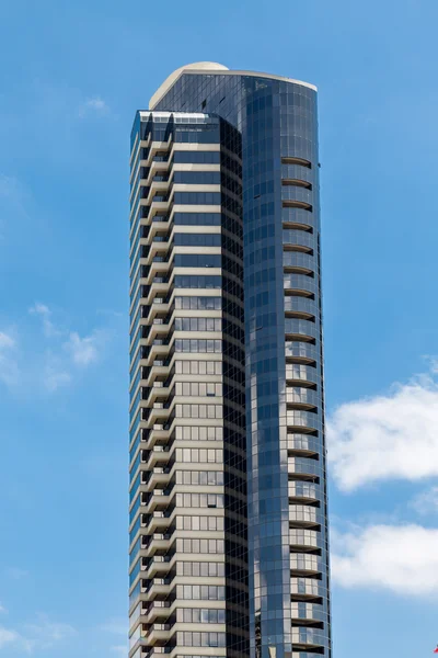 Torre ufficio in vetro marrone in cielo blu — Foto Stock