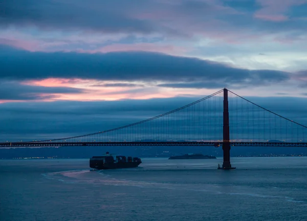 Golden Gate şafaktan önce altında yük gemisi — Stok fotoğraf
