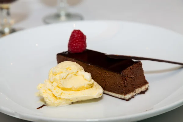 Chocoladetaart dessert met vanille-ijs — Stockfoto