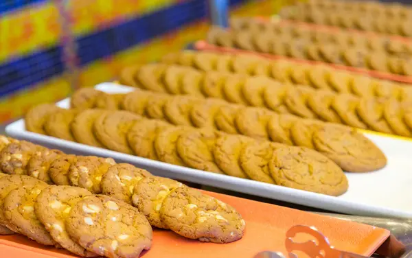 Veel cookies op lade — Stockfoto