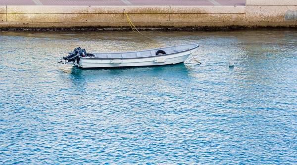 Piccola barca da pesca con due motori all'aperto — Foto Stock