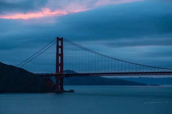Amanecer detrás de Golden Gate —  Fotos de Stock