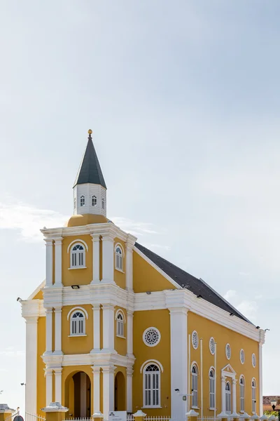 오래 된 노란색과 화이트 큐 라 소에 교회 — 스톡 사진