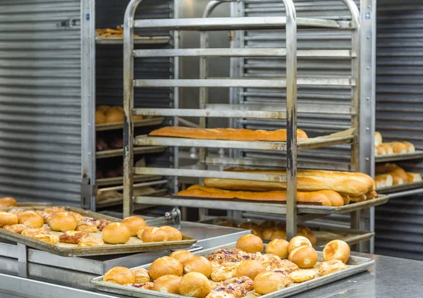 Rolos e pães em panelas de padaria — Fotografia de Stock